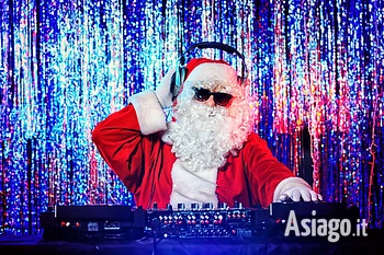 dj set natalizio in piazza a gallio