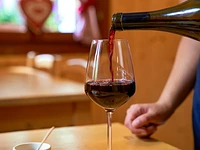 Un calice di vino rosso artigianale al Rifugio Alpino