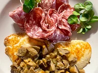 Tosella mit Soppressa und Champignons