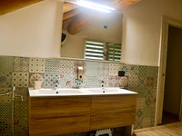 The double washbasin in the bathroom of the Primavera room