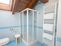 Badezimmer mit Dusche