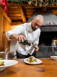 Präzise Gesten für eine Gourmet-Kreation