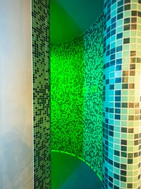 Emotionale Dusche mit Lichteffekten