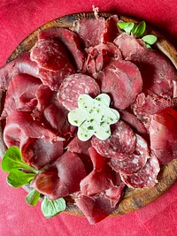 Platte mit Wildaufschnitt mit gesalzener Butter