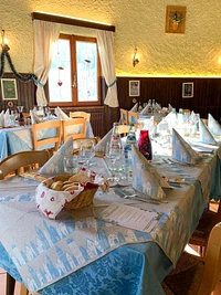 Die gemütliche Stube der Baita al Fungo ist bereit zum Mittagessen