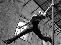 Camila Hernandez in Memories spettacolo di palo cinese