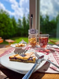 Crostata, infuso e biscotti una merenda che sa di casa