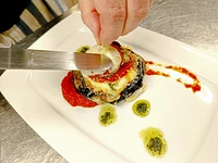 Moderne Interpretation der Auberginen-Parmigiana