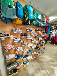 Assortimento di calzature sportive e zaini da Free Time