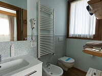 L'ampio bagno di una delle camere