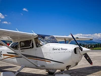 Velivolo da turismo in attesa all'aeroporto di Asiago