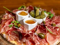 Alpine Charcuterie mit Beilagen