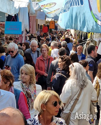 Tra le bancarelle de Gli Ambulanti di Forte dei Marmi