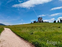 La sterrata che finacheggia il Sacrario di Asiago