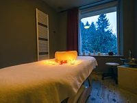 Behandlungskabine mit Waldblick