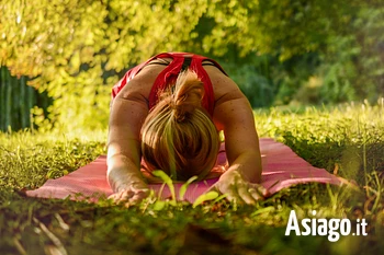 Lezione di yoga a Mezzaselva di Roana estate 2024