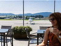 Ein Café mit Blick auf die Piste in der Bar Ristorante 3409f