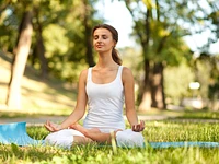 Yoga in mezzo al verde