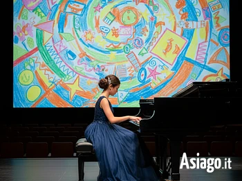 Concerto Giovani Pianisti con disegni Abracadabra a Gallio