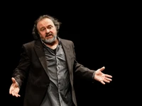 Theateraufführung "Dizionario Balasso" von und mit Natalino Balasso - Asiago, 17. Dezember 2023