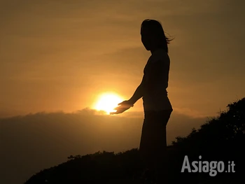 Yoga all'alba sull'Altopiano di Asiago
