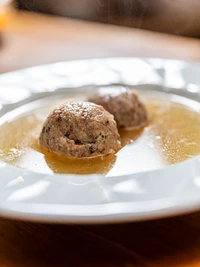 Dämpfende und schmackhafte Knödel in Brühe