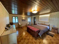 La camera della Country House Col del Vento ti accoglie tra legno naturale e tranquillità