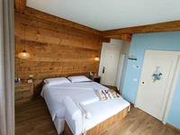 Legno, colori tenui e dettagli curatii una camera perfetta per il relax