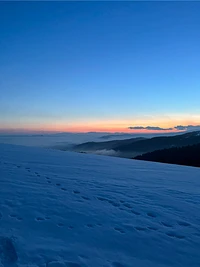 La bellezza di un tramonto sulla neve