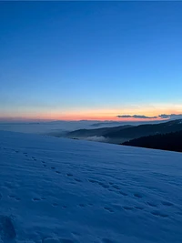 Die Schönheit eines Sonnenuntergangs im Schnee