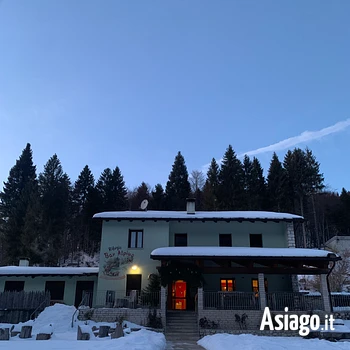 Il rifugio bar Alpino nella neve