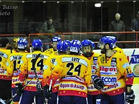 Giocatori asiago hockey in cerchio foto paolo basso