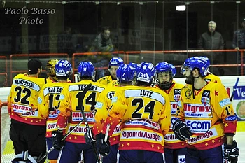 Giocatori asiago hockey in cerchio foto paolo basso