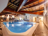 Beheiztes Hallenbad mit Whirlpool