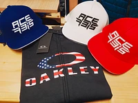 Cappellini Acerbis e felpe Oakley da Free Time Asiago