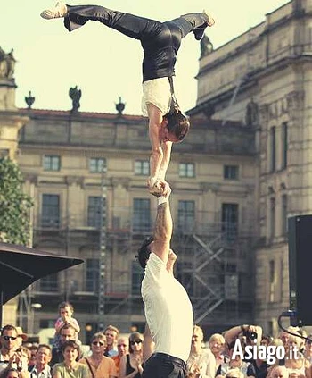 Duo Laos spettacolo acrobatico a Camporovere