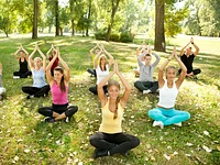 Praticanti yoga nel bosco