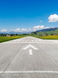 Pronti al decollo verso il cielo azzurro
