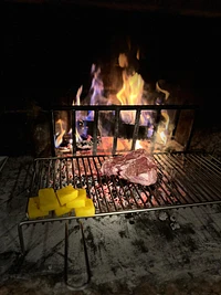 Gegrilltes Fleisch und Polenta