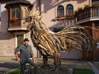 "Die Kunst von Vaia" mit dem Bildhauer Marco Martalar in Mezzaselva di Roana - 19. August 2023