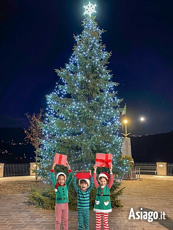 albero di natale a stoccareddo con bambini elfi