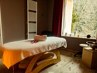Gemütlicher Massage- und Behandlungsraum