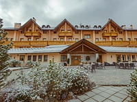 Das Hotel Gaarten an einem bewölkten Tag am Ende des Winters
