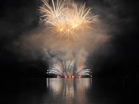 "Lago d’Incanto - Vibes, Colors, Dreams" festa e show di luci al Laghetto di Roana - sabato 9 agosto 2025