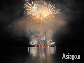 Lago d'incanto show di luci e fuochi artificiali sull'acqua al Laghetto di Roana