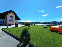 Spielplatz und Stände: Entspannung für Erwachsene und Kinder