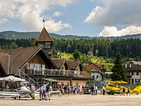 Atmosfera vivace all’Aeroporto di Asiago durante un evento