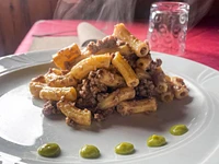 Hausgemachte Makkaroni mit Lammragout