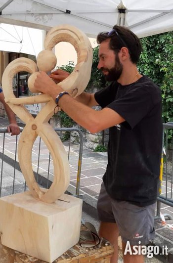 Scultore Manuel Rossi a Malga Mazze Inferiori Scultore Manuel Rossi a Malga Mazze Inferiori