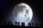 Tippen Sie auf den Mond mit einem Finger, abends Reise, Samstag, 5. August 2017